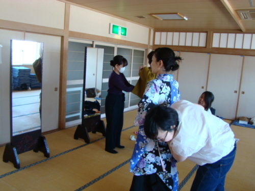 写真：袴の着付け講座風景3