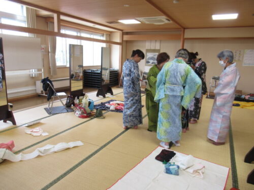 ゆかたの着付けサークル体験風景写真2