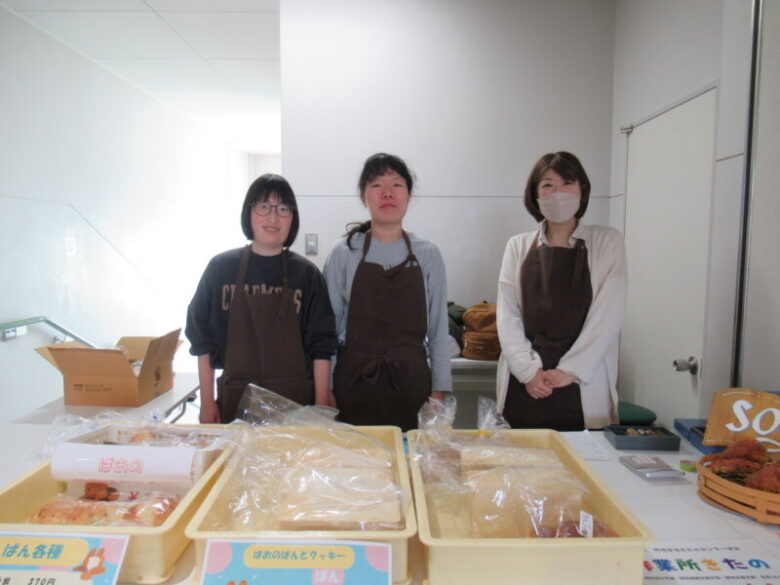 文化祭パンとクッキーのバザー風景写真