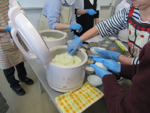 写真：ありんこさん伝授！美味しいおにぎりの握り方の様子