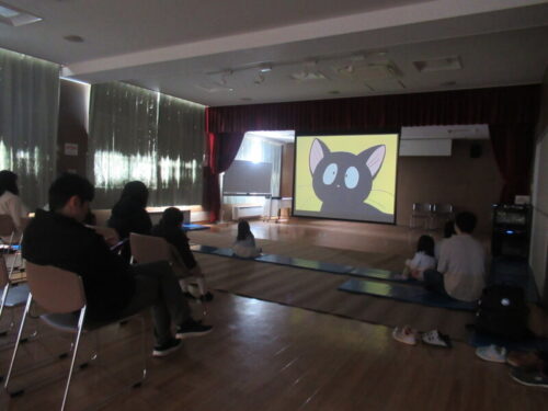 写真：春休み子ども映画会＆おはなし会の様子