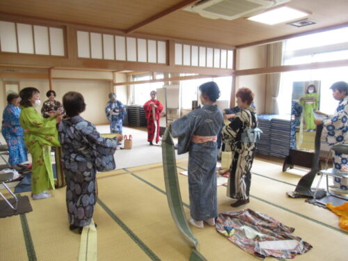 浴衣の着付けサークル体験講習風景写真2