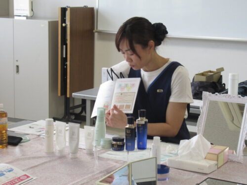 写真：プロから学ぶ！季節のフェイシャルマッサージ講座